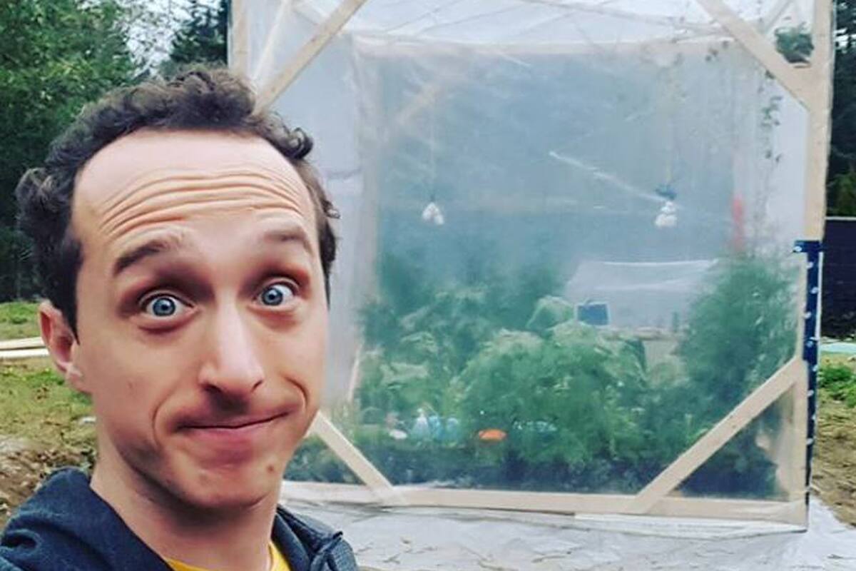 Se encerró en un microinvernadero con 200 plantas para ver si podían regular los niveles de CO2 producidos por su propia respiración.