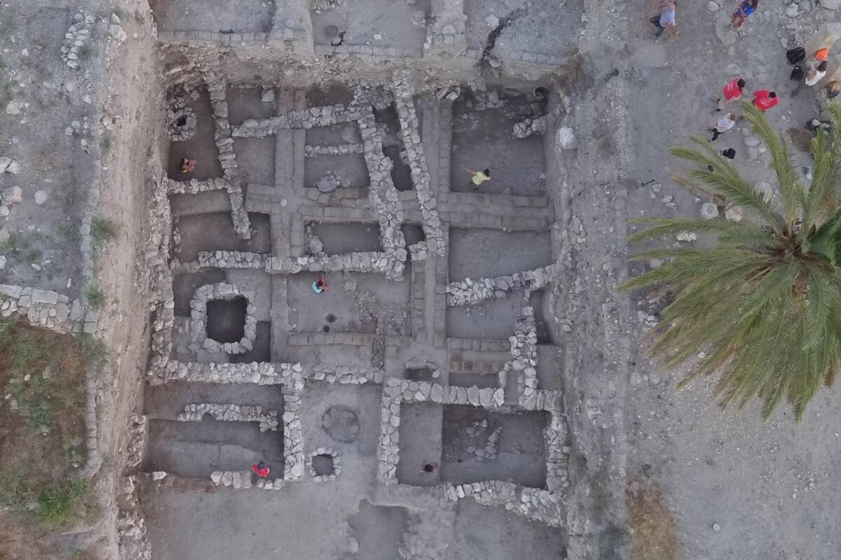 Se encontraron evidencias de cúrcuma, banana y soja en los dientes de 16 cadáveres encontrados en dos excavaciones arqueológicas de Israel, alimentos que no eran de la región y que comprobarían que el comercio entre puntos distantes existía desde mucho antes de lo que se pensaba