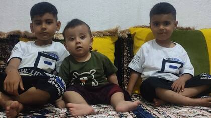 Se encontró el cuerpo de Haseeb (en el centro), de 18 meses, pero no los de sus hermanos Akif (seis) y Arif (cuatro)