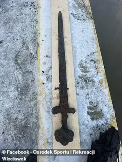 Se encontró una exótica espada vikinga de mil años de antigüedad en el río Wisla de Polonia