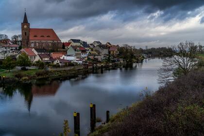 Se encuentra a 120 km de Berlín y fue fundada hace 75 años en Alemania del Este como un centro urbano modelo para trabajadores de la industria del acero