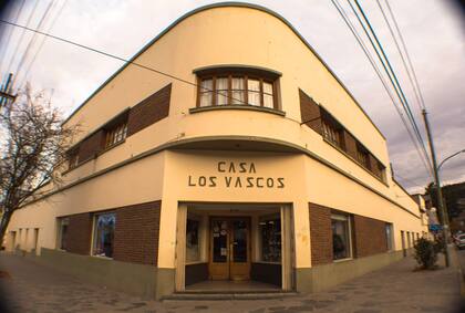 Se encuentra en la esquina de 9 de Julio y 25 de Mayo, en pleno centro de Esquel