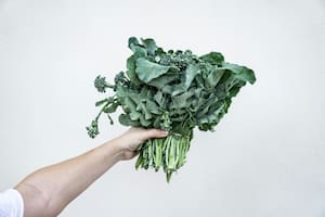 Se encuentra en vegetales de hojas verdes, alimentos fermentados, hígado, yema de huevo y quesos