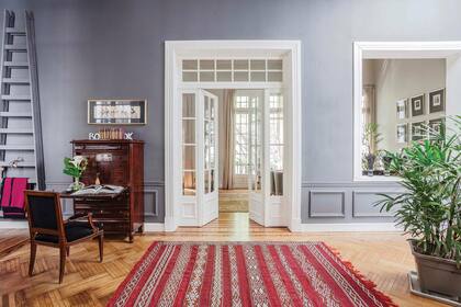 Se ensanchó la abertura -que era de una puerta- y se la convirtió en una ventana interior, reforzando la conexión entre los espacios.