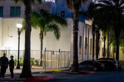 Se entregan dos estudiantes tras apuñalamiento en escuela en California