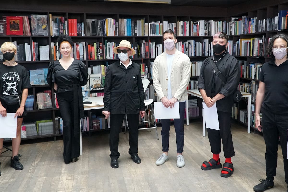 Se entregaron los premios Estímulo a la Escritura, de izq. a der., Julia Mamone (novela gráfica), la actriz Alejandra Radano, el director teatral Alfredo Arias, Lucas Mertekihian (ensayo), Patricio Ruiz (dramaturgia) y Nicolás Schujman (guion)