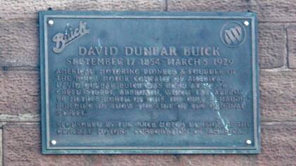 Se erigió una placa para conmemorar a David Buick en Arbroath en 1994.