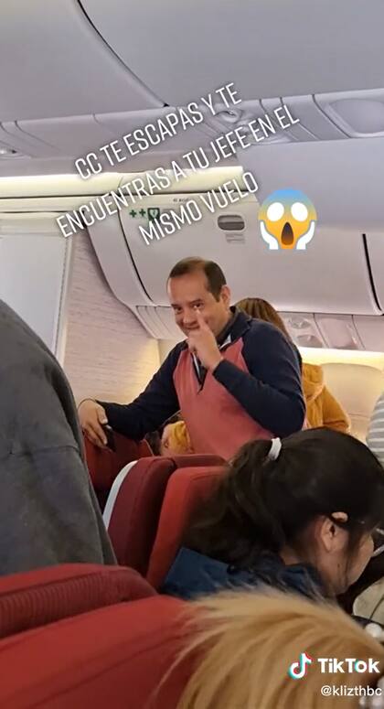 Se escapó del trabajo y se encontró a su jefe en el avión.