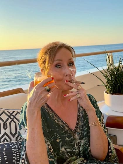 Se especula que Rowling celebró con un habano y una copa el fallo de la Corte Suprema del Reino Unido en contra de la comunidad trans en un superyate