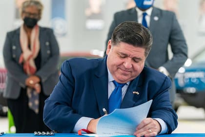 Se espera que el gobernador de Illinois firme una nueva ley para eliminar la necesidad de un proceso civil previo en caso de "Okupas" y para que la policía desaloje intrusos de inmediato