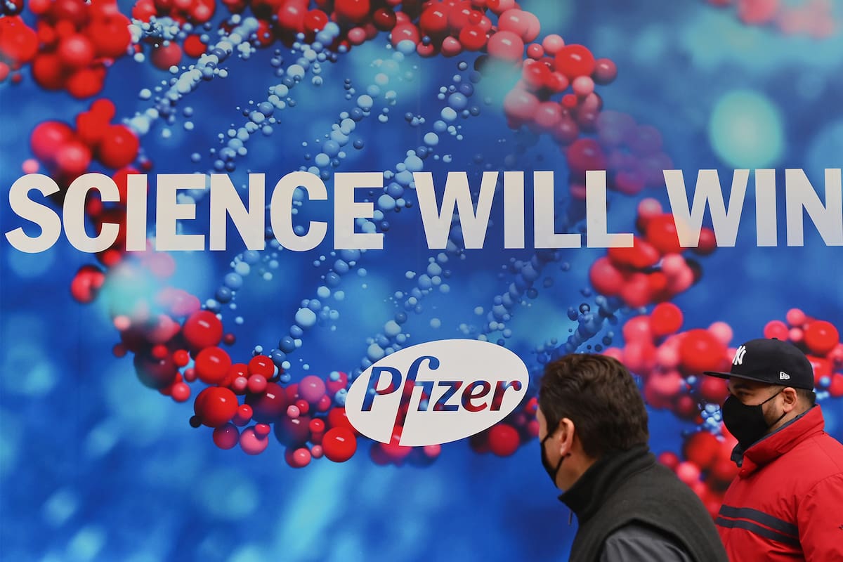 Se espera que la Administración de Alimentos y Medicamentos (FDA) apruebe hoy la vacuna desarrollada por Pfizer y BioNTech para que Estados Unidos pueda comenzar su distribución
