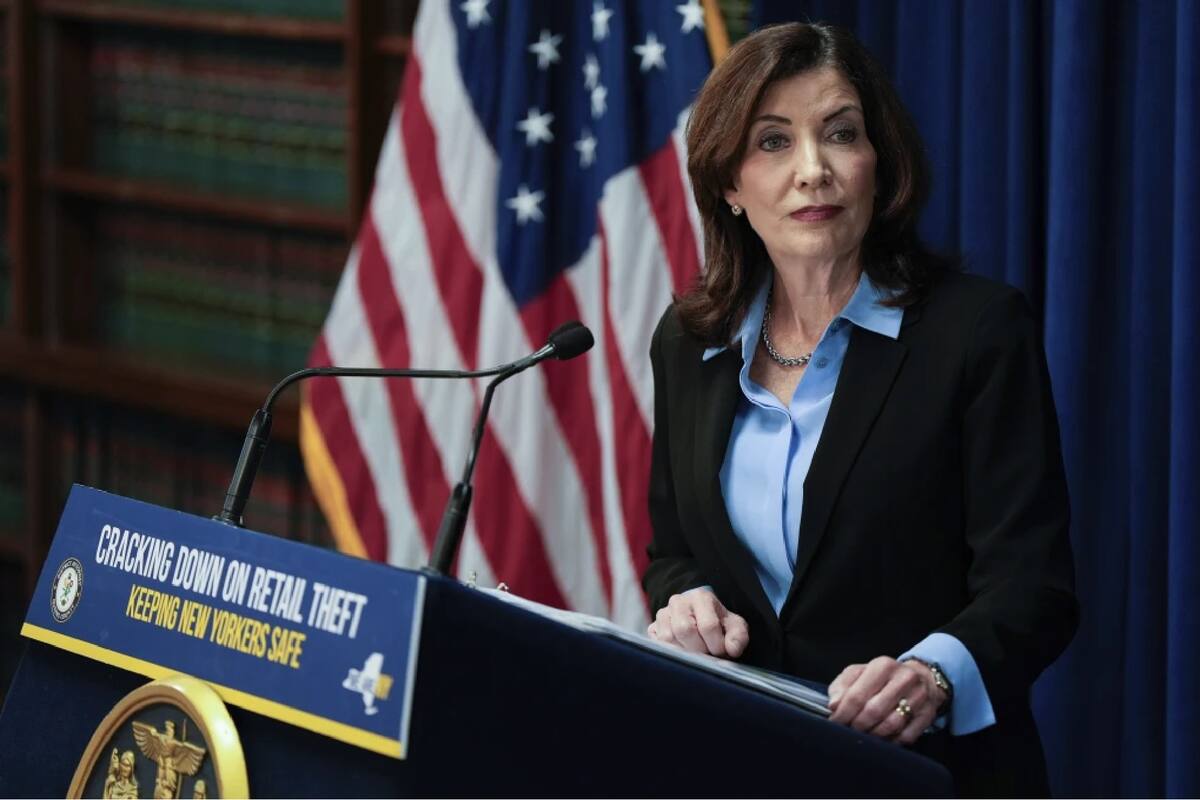 Se espera que la gobernadora Kathy Hochul firme una ley para avanzar en la contratación de personal, ante el reciente despido de más 2000 agentes