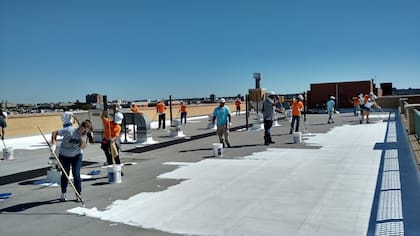 Se espera que la normativa de techos frescos reduzca la temperatura media de la ciudad en 2,4°F durante los días más calurosos del verano, y hasta 6,3°F en los barrios más afectados