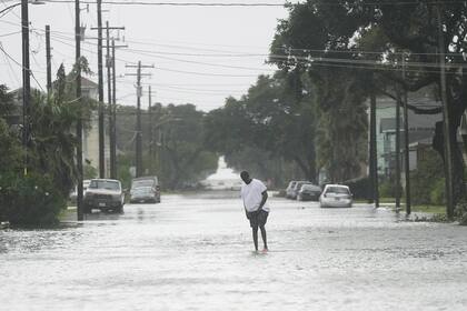 Se esperan fuertes lluvias e inundaciones en Carolina del Sur y Carolina del Norte a causa del posible séptimo ciclón tropical de esta temporada de huracanes 2024 (Elizabeth Conley/Houston Chronicle via AP)