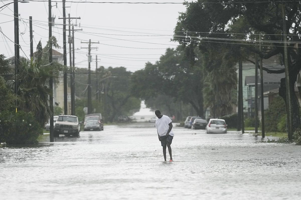 Se esperan fuertes lluvias e inundaciones en el centro de EE.UU. esta semana (Elizabeth Conley/Houston Chronicle via AP)
