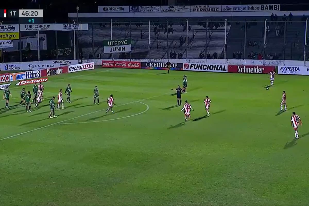 Se estaba por ejecutar un tiro libre y el árbitro Sebastián Martínez, que estuvo acomodando a la barrera, da por terminado el primer tiempo; todo Instituto se le fue encima al juez, frente a Sarmiento, en el estreno de la Liga Profesional.