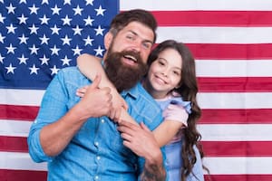 Se estima que en EE.UU., más de dos millones de hombres son padres solteros que viven con hijos menores. Foto: Freepik