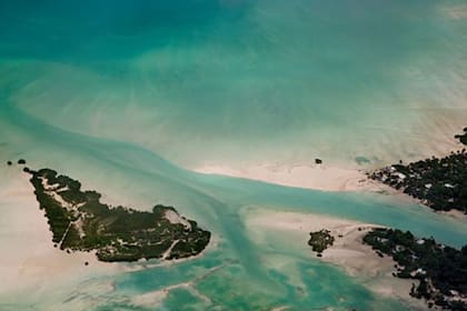 A Kiribati solo se puede acceder por vía aérea desde Fiji o desde Brisbane (Australia), por lo que, ante la parálisis de las aerolíneas, el ingreso de personas desde el extranjero se redujo o se eliminó