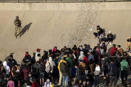 Se estima que otros 20.000 migrantes esperan del otro lado del río Bravo la oportunidad de cruzar a EE.UU.