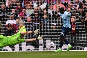 Dibu no la pasó bien en Aston Villa: ganaba 2-0, le hicieron tres goles en 10 minutos y se alivió por el empate