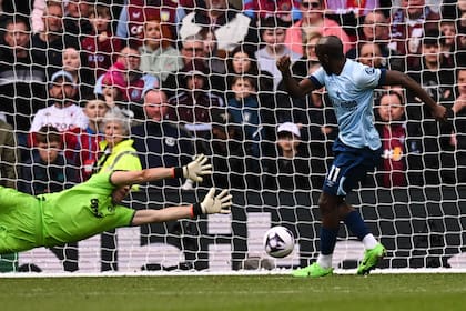 Se estira Dibu Martínez para intentar impedir el gol de Yoane Wissa, pero será el 3-2 parcial de Brentford en Villa Park; al final, Aston Villa rescató un empate.