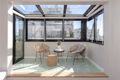 Se estiraron los 60m2 cubiertos de un piso 13 abriéndolos a la terraza para ganar metros y luz. Carpinterías de aluminio y DVH (Alumdesign), cortinas 'Duette' Sunscreen (Hunter Douglas), piso calcáreo (Terra Calcáreos).