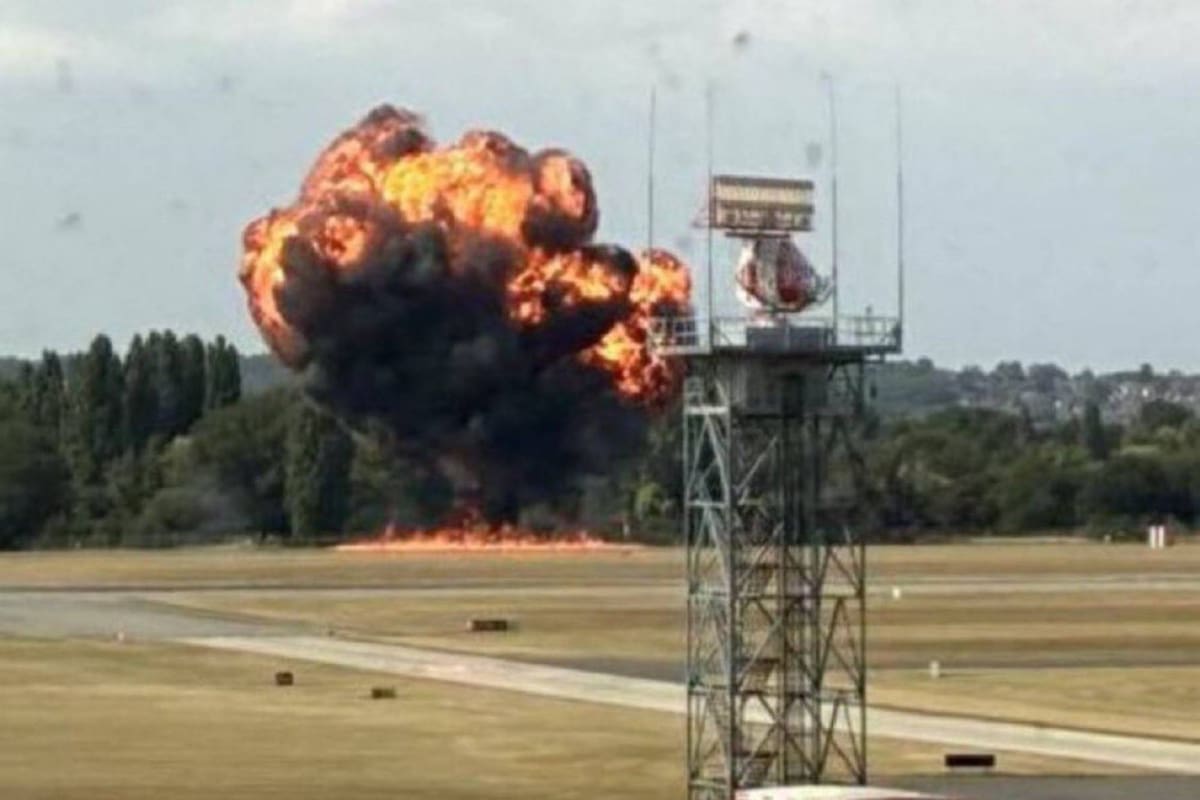 Se estrelló una avioneta en un aeropuerto al este de Londres: se desconoce si hay víctimas fatales.