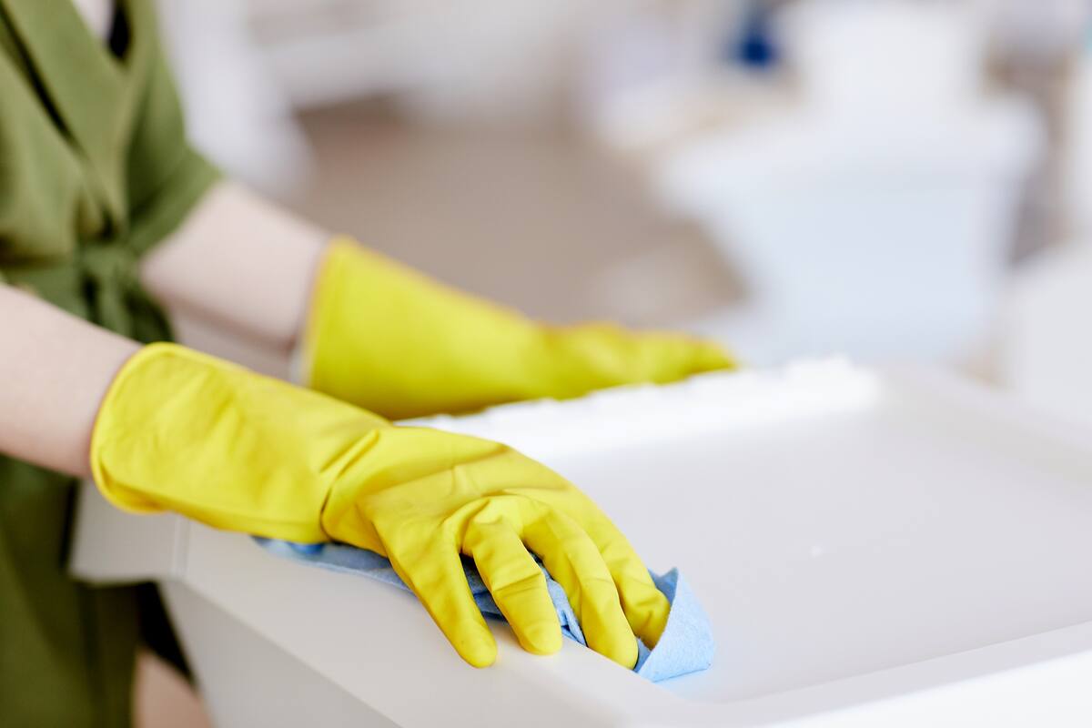 "Se exceden con la desinfección de superficies, y ese exceso genera en la gente una falsa sensación de seguridad, cuando lo que realmente deberían estar haciendo es concentrarse en la principal vía de contagio, que es la respiración", dicen los especialistas