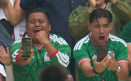 Se filman a sí mismos durante el partido de México contra Sudáfrica, en el Estadio Azteca este jueves 11 de junio