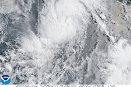 Se forma tormenta tropical Alvin en el océano Pacífico frente a costa occidental de México