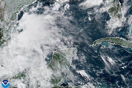 Se forman tormentas tropicales Barry y Flossie frente a costas sureste y suroeste de México