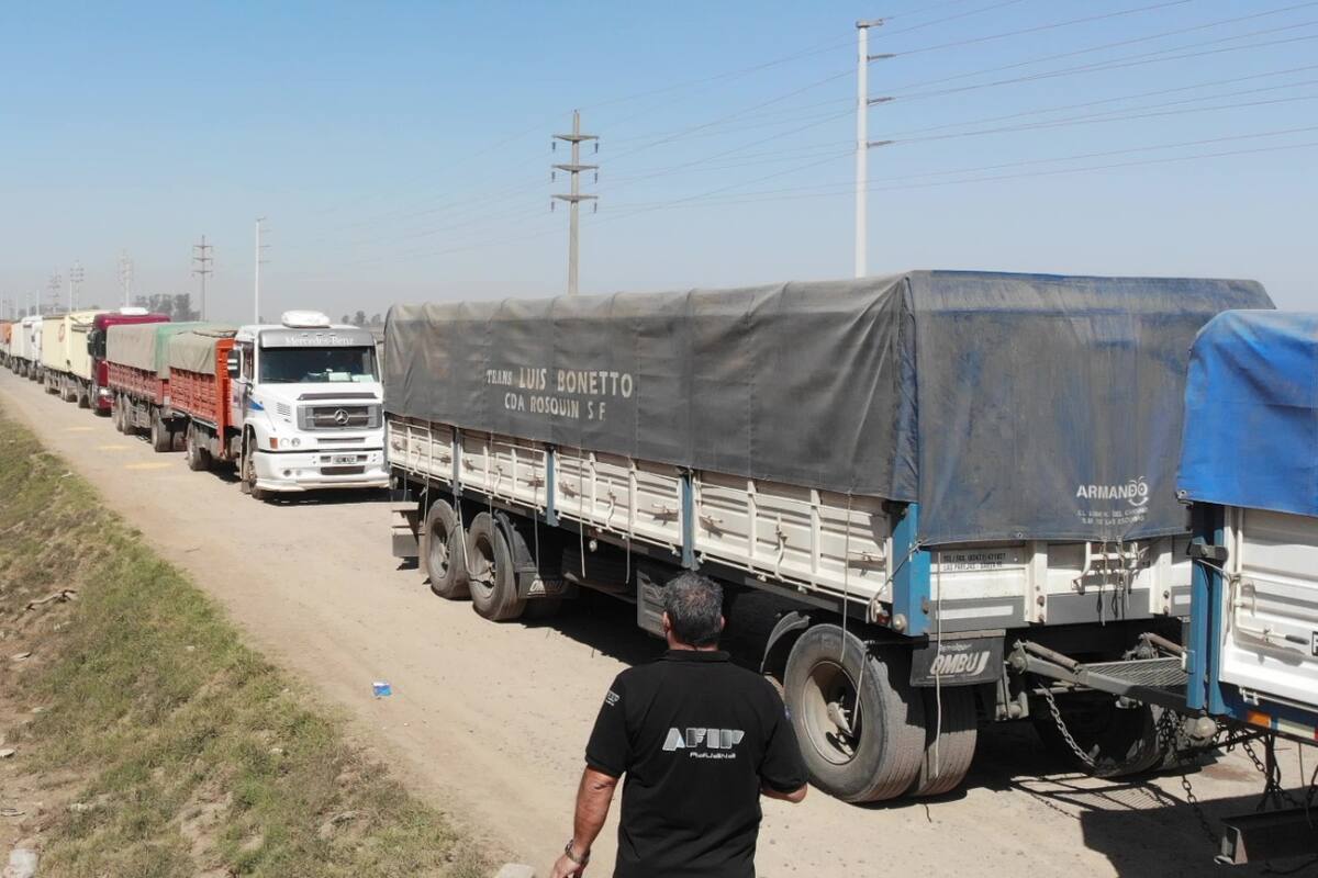 Se formaron largas filas con camiones para el ingreso a las terminales portuarias. Aduana