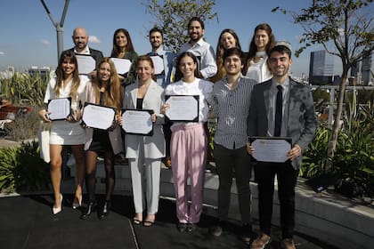 Un grupo de graduados de la promoción 2020 de la Maestría en Periodismo LA NACION Universidad Torcuato Di Tella