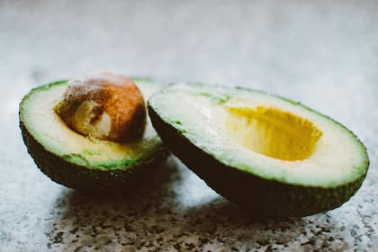 Se guarda la mitad de la palta en un recipiente hermético y se agrega un poco de cebolla morada