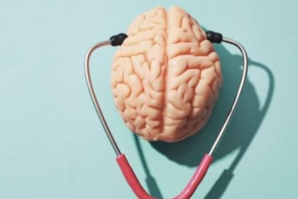 Se ha comprobado que aquellas personas que poseen un nivel educativo más alto o que mantienen una cierta actividad intelectual -leer, estudiar o adquirir nuevas habilidades- tienen una menor predisposición a desarrollar demencia
