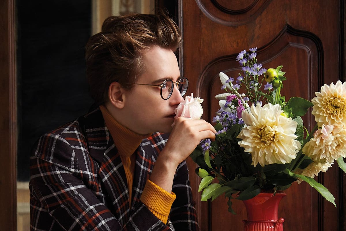 Se ha convertido en un referente del buen gusto londinense. Ama los objetos y mira hacia el pasado para dar vida a sus creaciones, muy requeridas. “La gente debería ser más osada al decorar sus casas”, dice a LA NACION revista