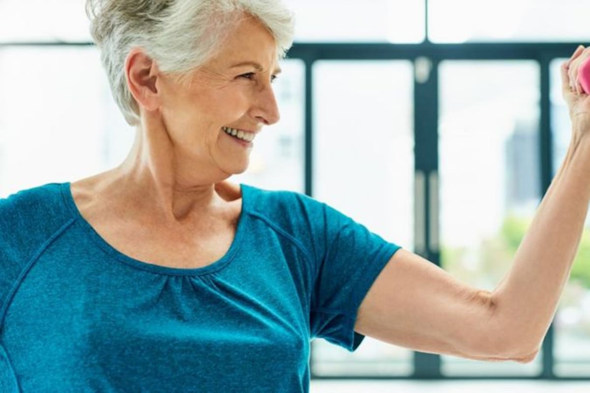 Se ha demostrado que los ejercicios de resistencia (como el levantamiento de pesas) estimulan la formación de tejido óseo nuevo y pueden aumentar la densidad ósea