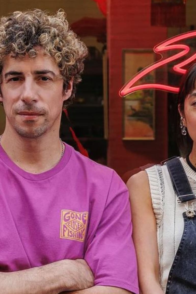 ¡Se ha formado una pareja! Esteban Lamothe y Débora Nishimoto, del set de Envidiosa al amor real (Foto: Instagram @estebanlamothe)