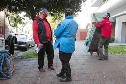 A partir de ayer, con protocolos estrictos de protección e higiene, los sábados y domingos son los únicos días habilitados para este tipo de traslado