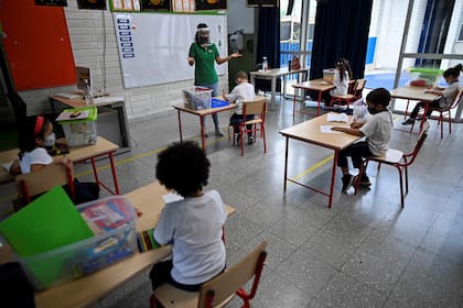 Se habla de desarrollar vacunas para que los niños y adolescentes retomen sus clases presenciales, con cuidados, y de manera asidua