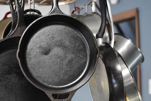Se hace principalmente para eliminar impurezas, óxido, restos de comida o químicos de fábrica, curarla o sazonarla (Foto ilustrativa: Pixabay)