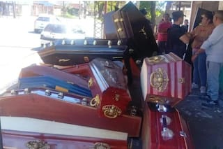 Hallaron ataúdes y urnas con cenizas en un local que funcionaba como una panadería