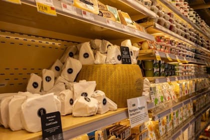 Se han denunciado casos de tiendas de barrio que se han convertido en distribuidores de queso en el mercado negro