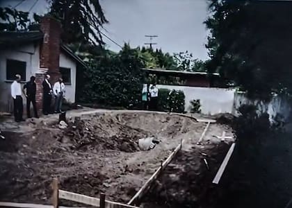 Se hizo pasar por Christopher Chinchester, descendiente de Lord Mountbatten, se alojó con los Sohun, y después se descubrió que había asesinado a uno de ellos