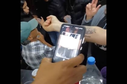 Se hizo un particular tatuaje y lleva la fiesta siempre con ella (Captura video)