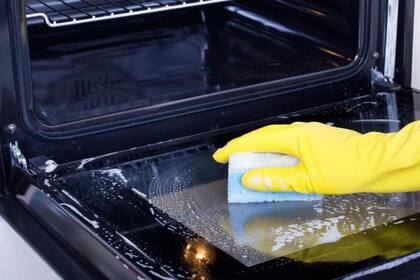 Se hizo viral al compartir el truco definitivo para limpiar el cristal del horno
