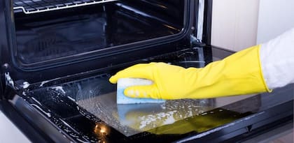 Se hizo viral al compartir el truco definitivo para limpiar el cristal del horno