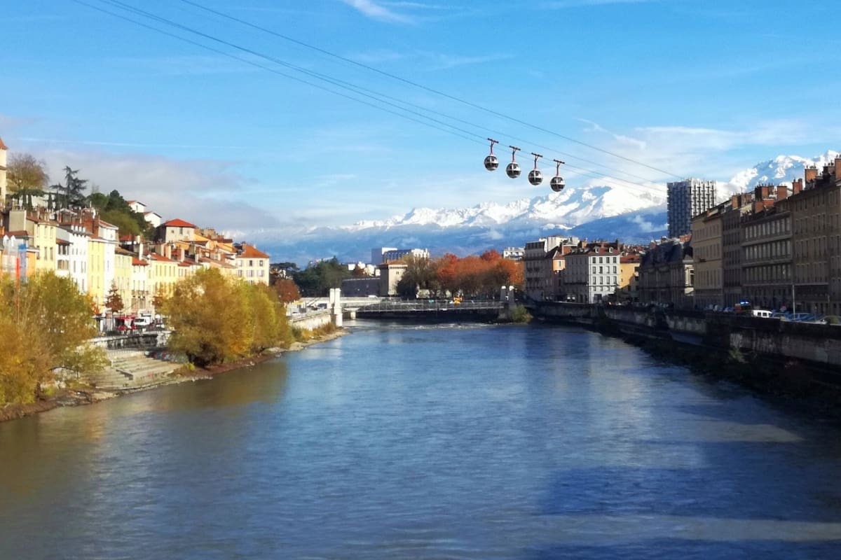 Se iban por tres meses, pero el destino los llevó a las montañas en Francia, un lugar que los sorprendió con una calidez inesperada, a pesar del frío.
