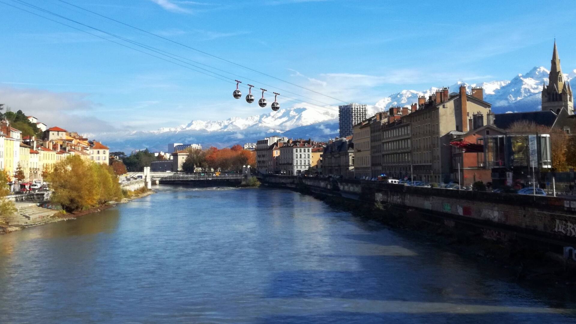 Se iban por tres meses, pero el destino los llevó a las montañas en Francia, un lugar que los sorprendió con una calidez inesperada, a pesar del frío.