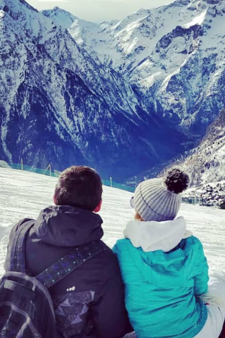 Se iban por tres meses, pero el destino los llevó a las montañas en Francia, un lugar que los sorprendió con una calidez inesperada, a pesar del frío.